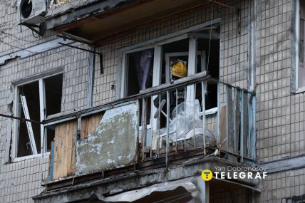 Через російську атаку 23 грудня пошкоджено 5-поверхівку у Києві
