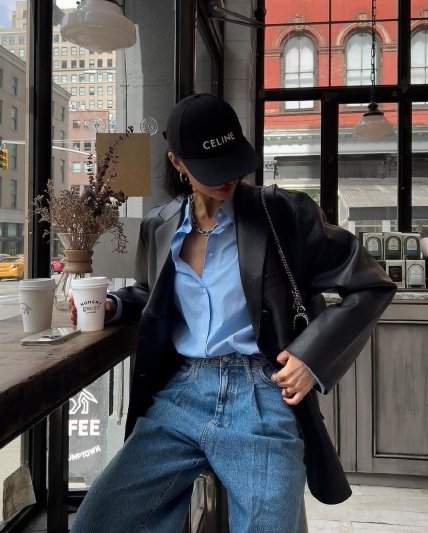 голубая рубашка на девушке