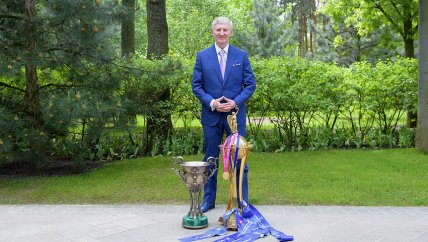 Ахметов в синем костюме в 2024 году