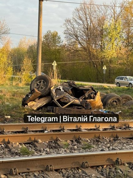 Поїзд та автокран зіткнулися на Львівщині 1.05.2026