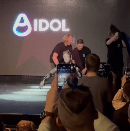 Російський робот Айдол впав на презентації у Москві