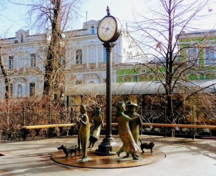 Скульптурная композиция в Городском саду нравится взрослым и детям