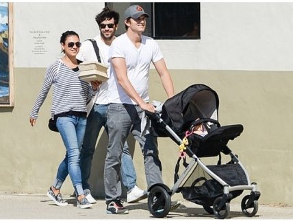 Эштон Катчер приучает дочь к футболу