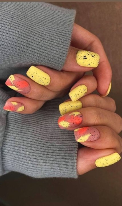 Вкраплення на нігтях