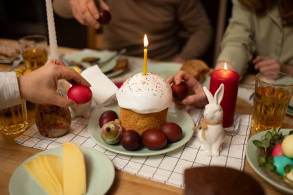 паска на столе пасхальные яйца