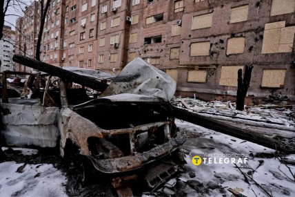 Вікна будинку закрили фанерою