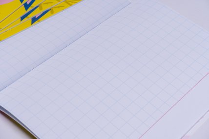 Тетрадь в клетку с прочерченными полями