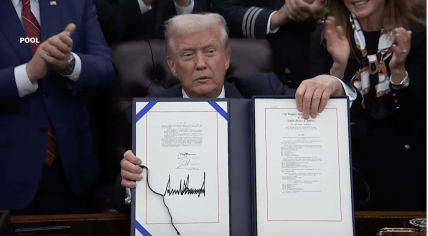 Трамп підписа закон, який завершив шатдаун