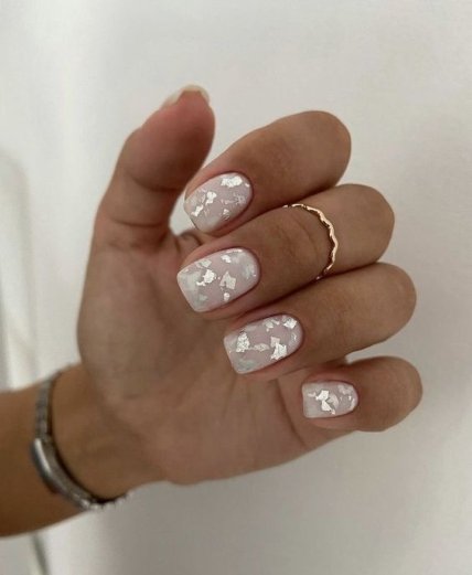 Трендовый маникюр с поталью