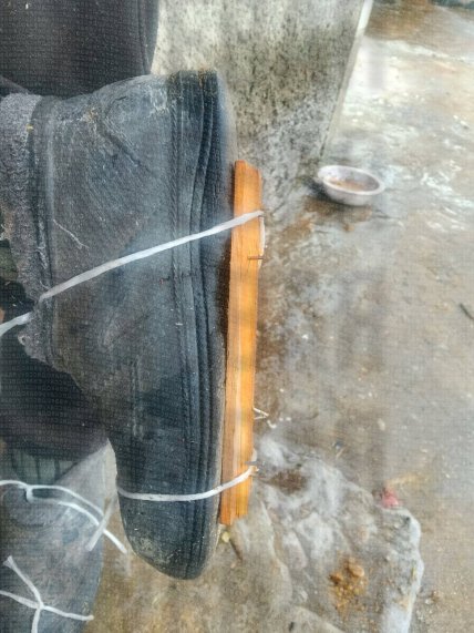 Удержаться на ногах поможет доска и несколько гвоздей