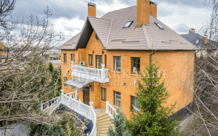 Під Києвом продають будинок у стилі Пшонки