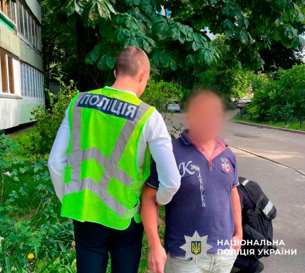 Мужчина украл старую кофеварку и чайник в Киеве