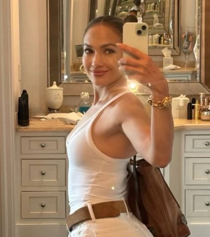 Дженнифер Лопес в стильном образе