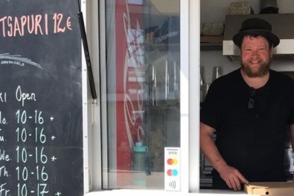 Актер Вилле Хаапасало продает хачапури