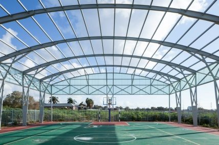 школа The King Solomon School стадион