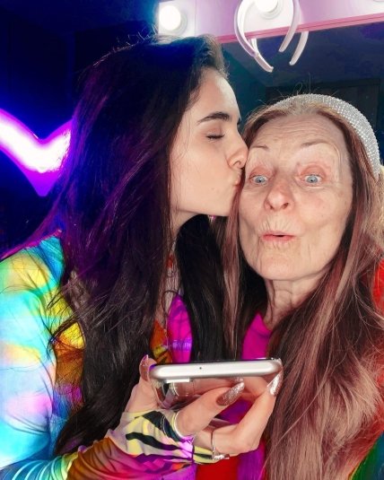 Анна Трінчер с бабусею