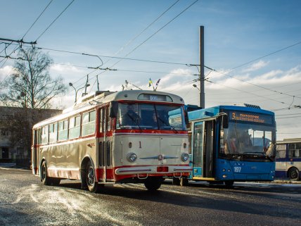 Тролейбуси Шкода-9Тр та сучасний у Рівному