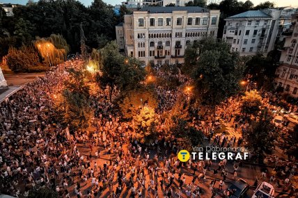 На площади перед театром осталось много людей