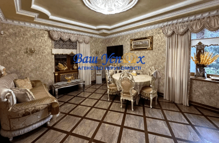 Під Києвом продають будинок у стилі Пшонки