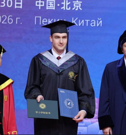 Син Лукашенка на випускному