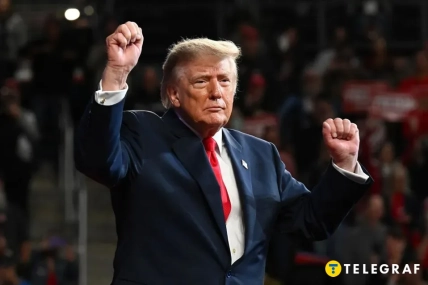 Президент США Дональд Трамп танцует, уходя после выступления на митинге в F&M Bank Arena 10 октября 2026 года в Кларксвилле, штат Теннесси
