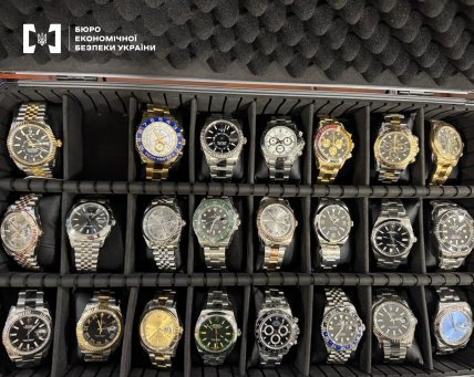 Изъятые БЭБ в Lux Groups контрабандные часы
