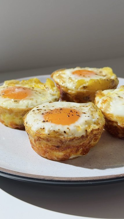 Как запечь яйца с кратошкой на завтрак - простой рецепт