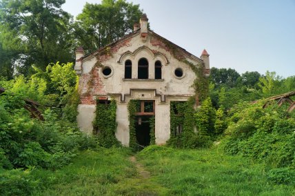 Хозяйственные здания на территории Шаровского замка Харьковской области