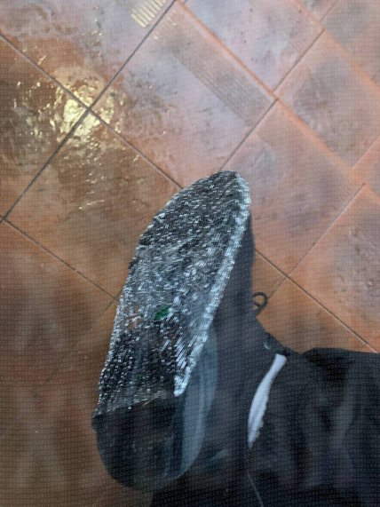 Металлический скребок нужно равномерно распределить по подошве обуви