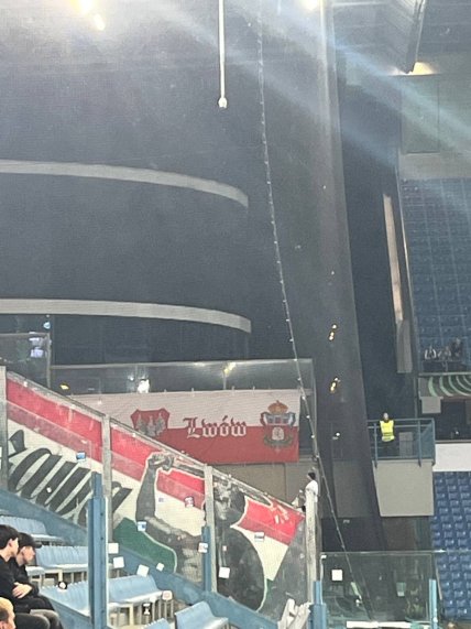 Фанаты Легии пронесли баннер с надписью Львов на польском флаге