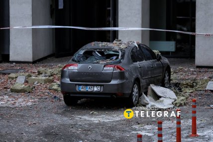 Територія навколо ЖК, засипана уламками та склом після удару БпЛА