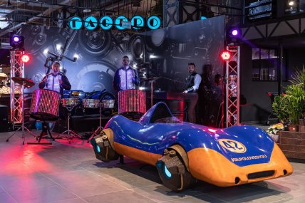 В інтер'єрі також відображена автомобільна історія міста