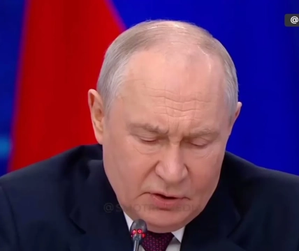 Володимир Путін із опущеним поглядом перед мікрофоном, на лобі видно горизонтальні та вертикальні зморшки