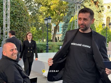 Давид Арахамия и футболка "Киевский режим", которую подарили Уиткоффу и Кушнеру