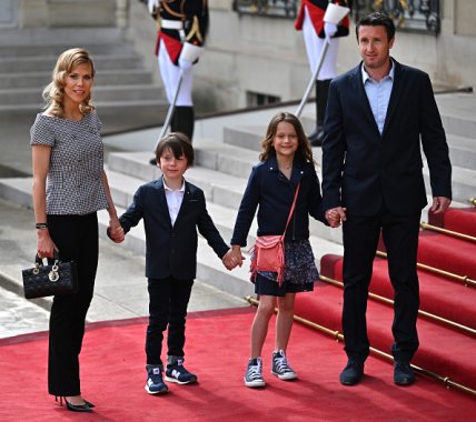 Тифен разом із чоловіком та дітьми