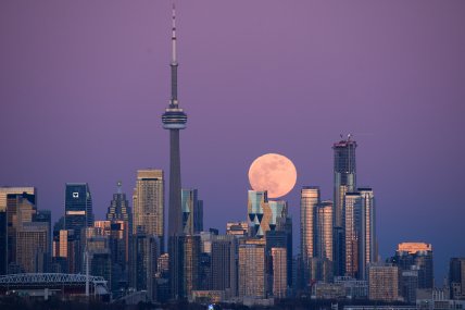 Снежное Полнолуние над Торонто, Канада. Фото: Getty Images