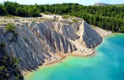 Вода приобретает яркое голубое