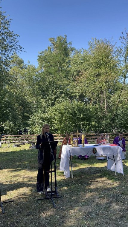 Елена Кондратюк на церемонии перезахоронения эксгумированных останков