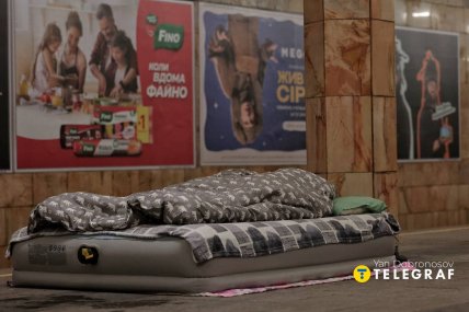 Люди в метро в Києві під час атаки 12 лютого