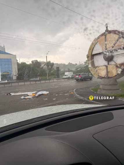 Вітер пошматував знак Бартоломео у Дніпрі