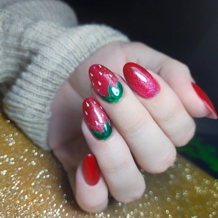 клубника на ногтях