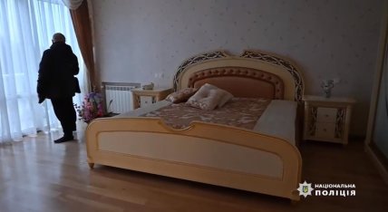Спальня. Ймовірно, інтер’єр помістя Супруненків. Скриншот відео з ТГ-каналу Нацполіції