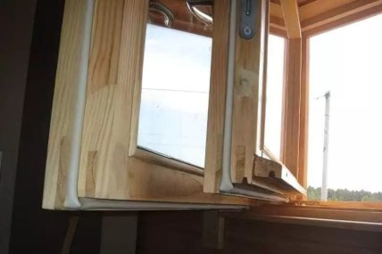 Как утеплить деревянные окна – на фото уже конечный результат.