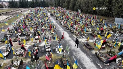 Марсовое поле во Львове, могилы и флаги