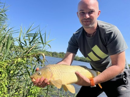 Мужчина в Кривом Роге поймал карпа