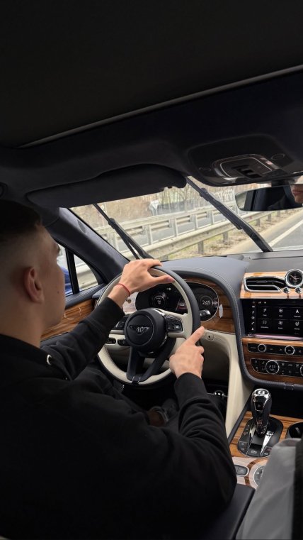Матвій Пономаренко за кермом Bentley