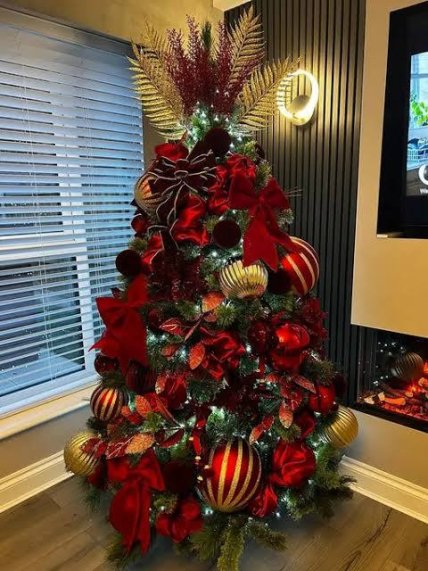 елка с декором