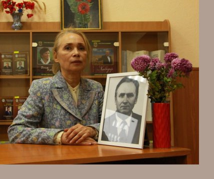 Ірина Баньковська з портретом батька Броніслава Баньковського