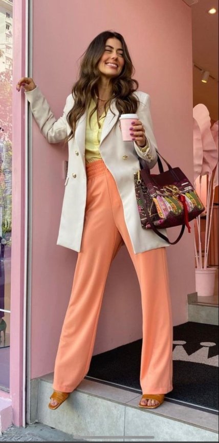 Персиковий колір