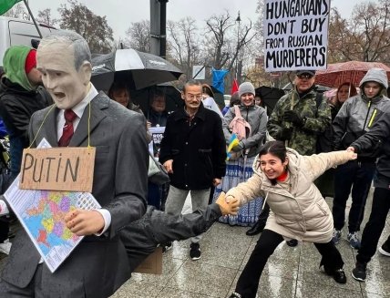 Уличная акция — вытащить Орбана из задницы путина